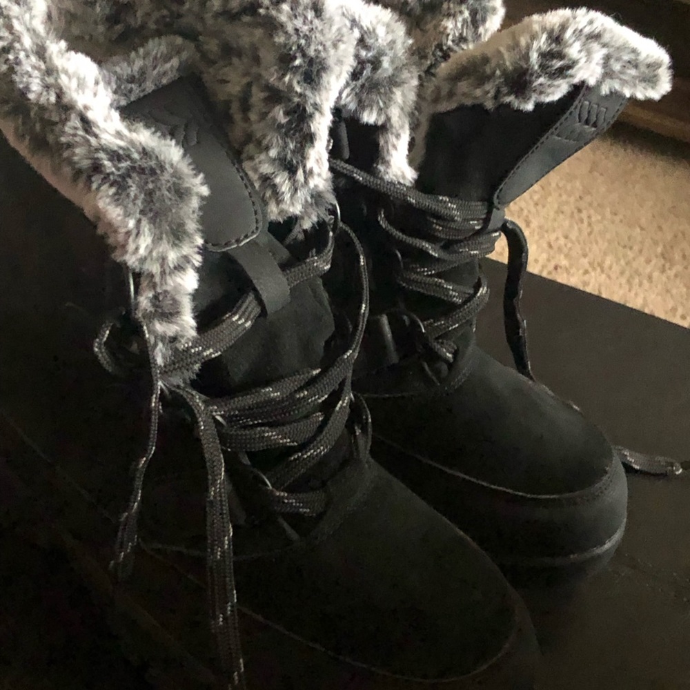 Boots Women’s size 6 faux fur upper black